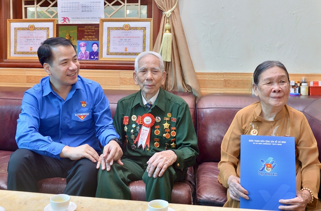 Anh Ngô Văn Cương thăm, tặng quà các gia đình chiến sĩ Điện Biên- Ảnh 9.