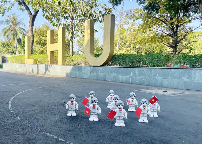 Robot do sinh viên sáng chế trình diễn 'Vũ điệu cờ Việt Nam' chào mừng lễ 30.4- Ảnh 6.