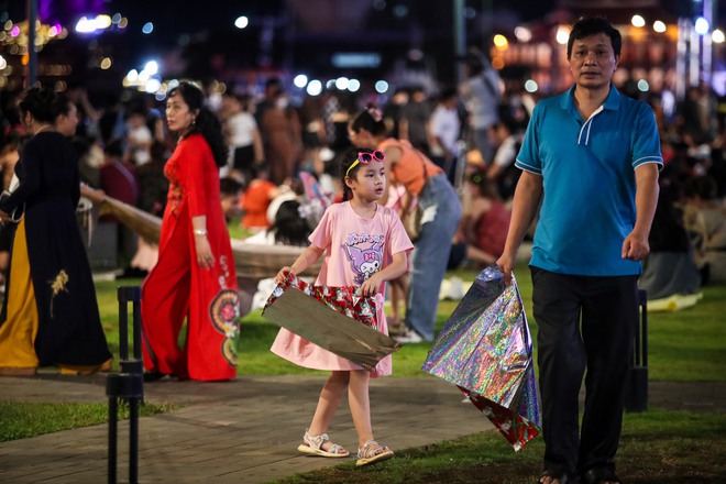 'Biển người' ở công viên bến Bạch Đằng TP.HCM chờ ngắm pháo hoa lễ 30.4- Ảnh 8.