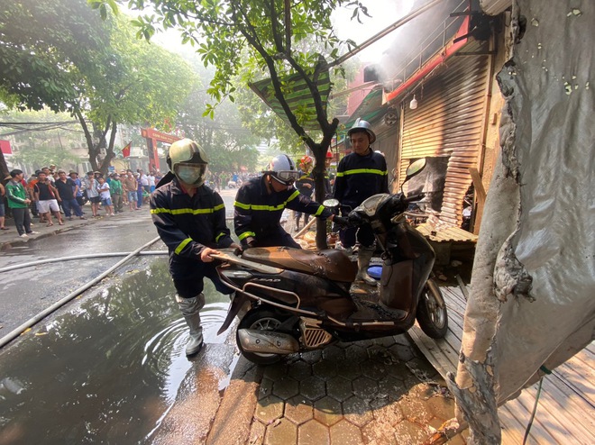 Cháy cửa hàng ăn ở Hà Nội, lửa lan sang nhiều ki ốt- Ảnh 4.