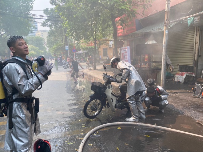 Cháy cửa hàng ăn ở Hà Nội, lửa lan sang nhiều ki ốt- Ảnh 5.