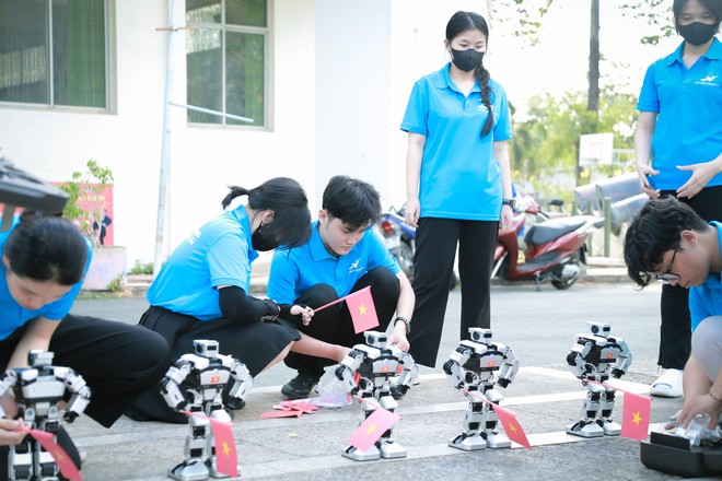 Robot do sinh viên huấn luyện trình diễn 'Vũ điệu cờ Việt Nam' chào mừng lễ 30.4- Ảnh 5.