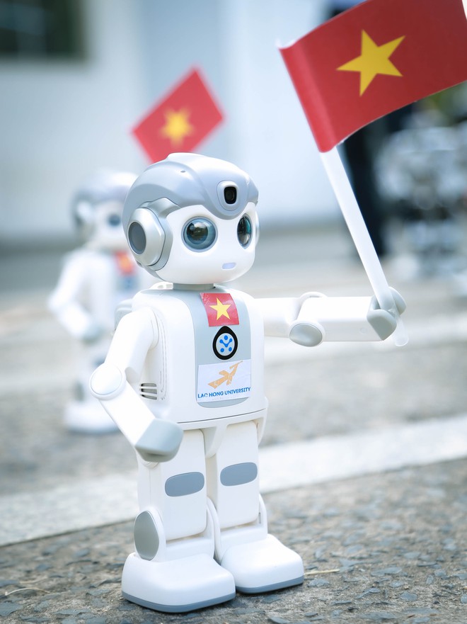 Robot do sinh viên huấn luyện trình diễn 'Vũ điệu cờ Việt Nam' chào mừng lễ 30.4- Ảnh 3.