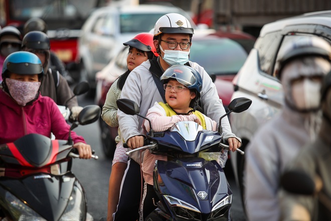 Hàng ngàn người mướt mồ hôi vì nắng nóng, kẹt xe trên đường trở lại TP.HCM sau lễ- Ảnh 5.