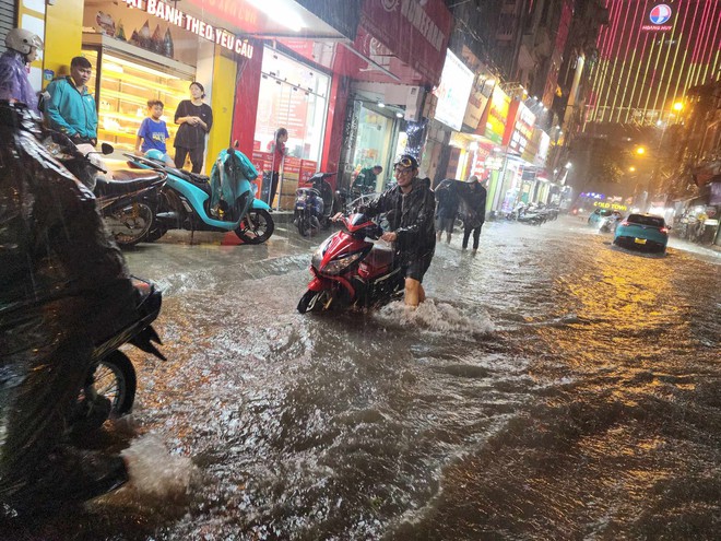 Nhiều tuyến phố Hà Nội ngập nặng sau cơn mưa lớn- Ảnh 5.