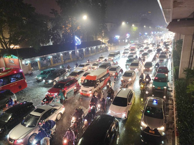 Nhiều tuyến phố Hà Nội ngập nặng sau cơn mưa lớn- Ảnh 3.