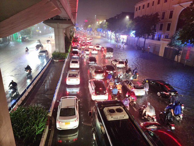 Nhiều tuyến phố Hà Nội ngập nặng sau cơn mưa lớn- Ảnh 4.