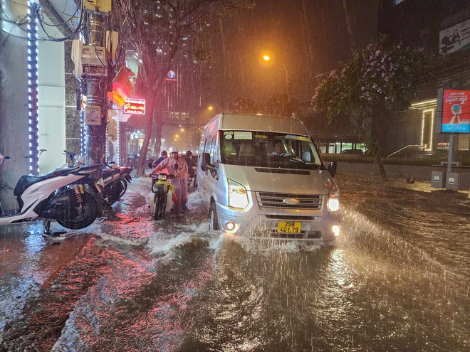Nhiều tuyến phố Hà Nội ngập nặng sau cơn mưa lớn- Ảnh 6.
