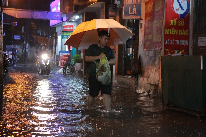 Nhiều tuyến phố Hà Nội ngập nặng sau cơn mưa lớn- Ảnh 11.