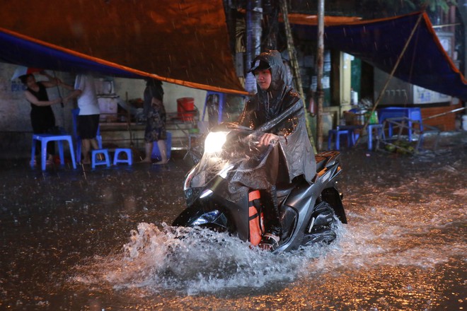Nhiều tuyến phố Hà Nội ngập nặng sau cơn mưa lớn- Ảnh 12.