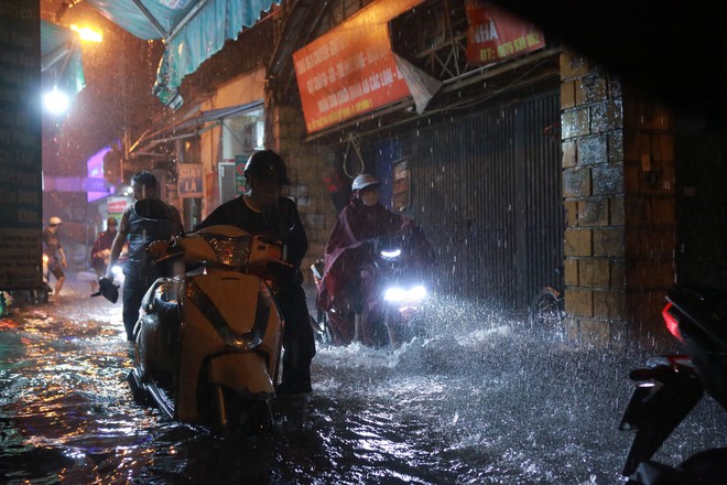Nhiều tuyến phố Hà Nội ngập nặng sau cơn mưa lớn- Ảnh 13.