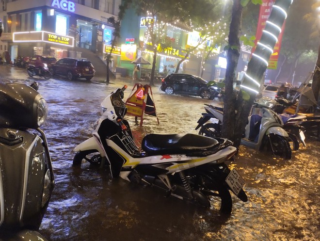 Nhiều tuyến phố Hà Nội ngập nặng sau cơn mưa lớn- Ảnh 9.