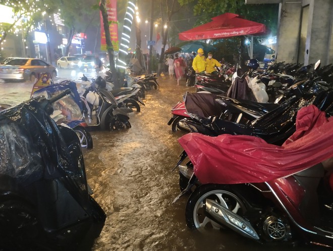 Nhiều tuyến phố Hà Nội ngập nặng sau cơn mưa lớn- Ảnh 10.