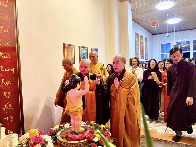 Chùa Việt ở châu Âu đón Phật tử về dự đại lễ Phật đản- Ảnh 7.