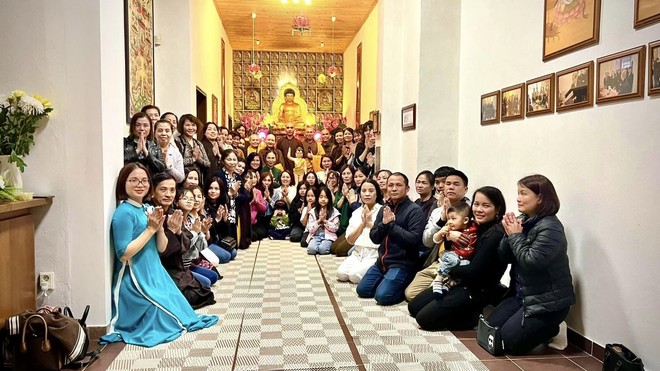 Chùa Việt ở châu Âu đón Phật tử về dự đại lễ Phật đản- Ảnh 8.