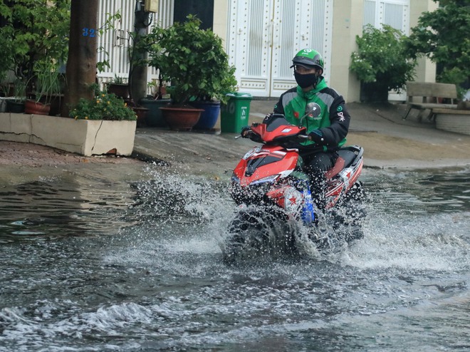 Nhiều đường ở TP.HCM vẫn mênh mông nước sau cơn mưa không quá lớn chiều nay- Ảnh 7.