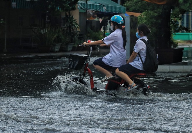 Nhiều đường ở TP.HCM vẫn mênh mông nước sau cơn mưa không quá lớn chiều nay- Ảnh 5.