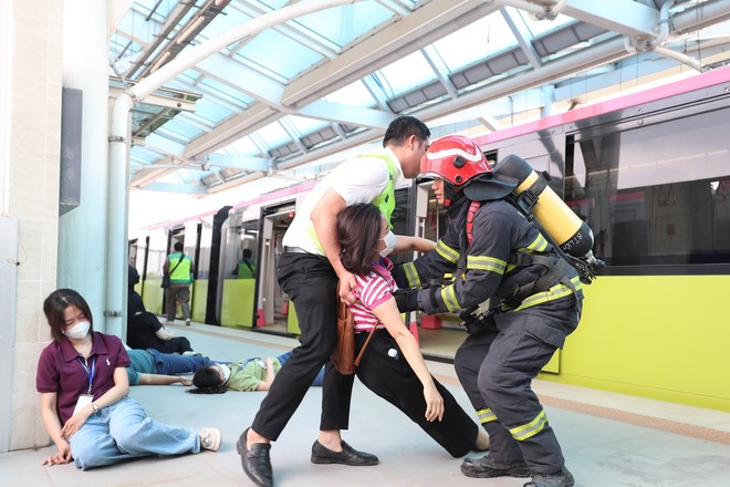 Diễn tập sơ tán hành khách khi metro Nhổn - ga Hà Nội gặp sự cố- Ảnh 6.