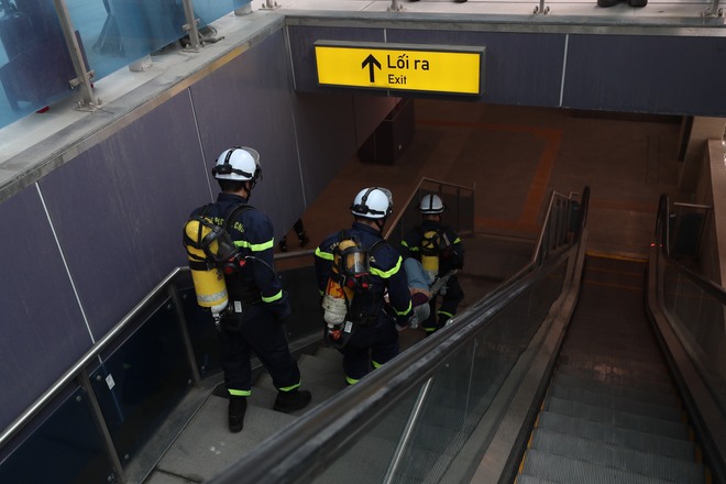 Diễn tập sơ tán hành khách khi metro Nhổn - ga Hà Nội gặp sự cố- Ảnh 8.