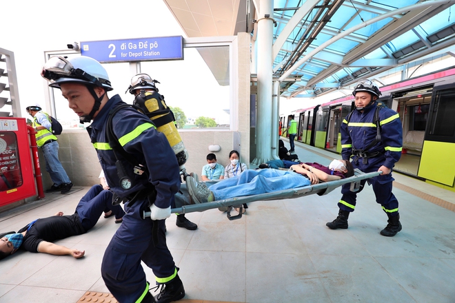 Diễn tập sơ tán hành khách khi metro Nhổn - ga Hà Nội gặp sự cố- Ảnh 9.