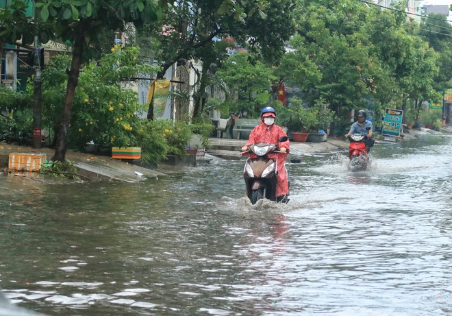 TP.HCM có mưa lớn: Đường thành 'biển nước', người dân chật vật giờ tan tầm- Ảnh 12.