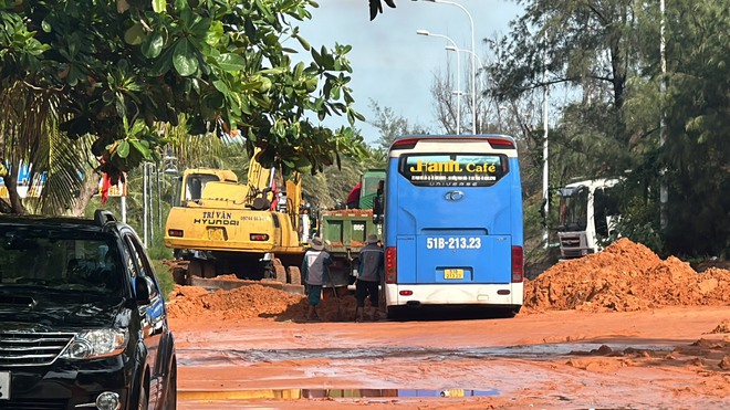 Sạt lở nghiêm trọng, tuyến đường ven biển Mũi Né tê liệt- Ảnh 1.