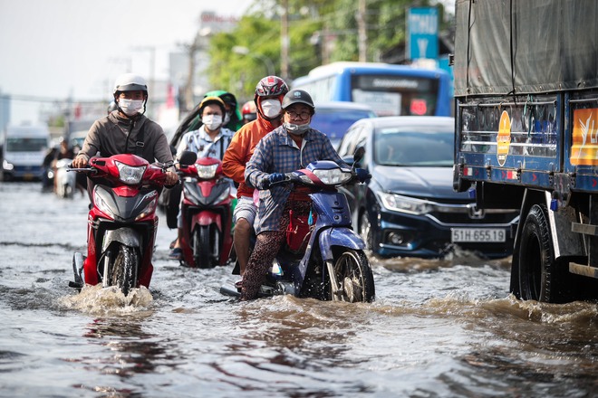 Chiều tối triều cường dâng cao ở TP.HCM: Xe chết máy, người dân lội nước đen ngòm- Ảnh 8.