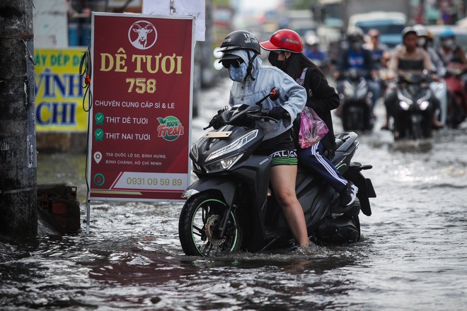 Chiều tối triều cường dâng cao ở TP.HCM: Xe chết máy, người dân lội nước đen ngòm- Ảnh 9.