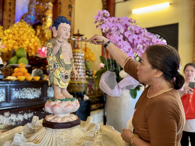 Người dân TP.HCM đi chùa mừng đại lễ Phật đản: Cầu mạnh khỏe, bình an- Ảnh 11.