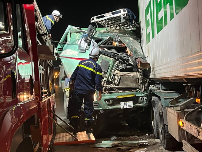 Cảnh sát cắt cabin cứu tài xế mắc kẹt sau vụ tai nạn- Ảnh 2.