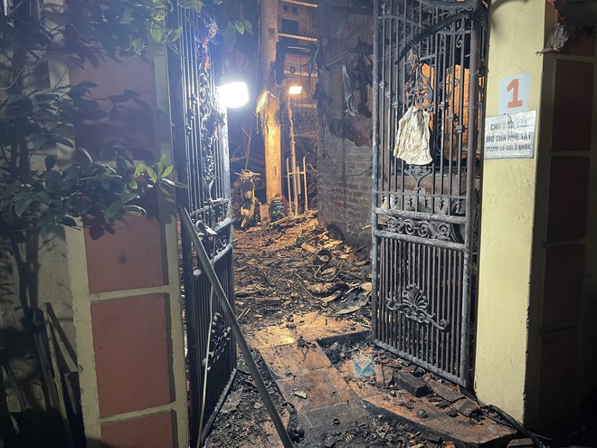 Hiện trường tan hoang trong ngôi nhà cháy khiến 14 người chết ở Hà Nội- Ảnh 2.