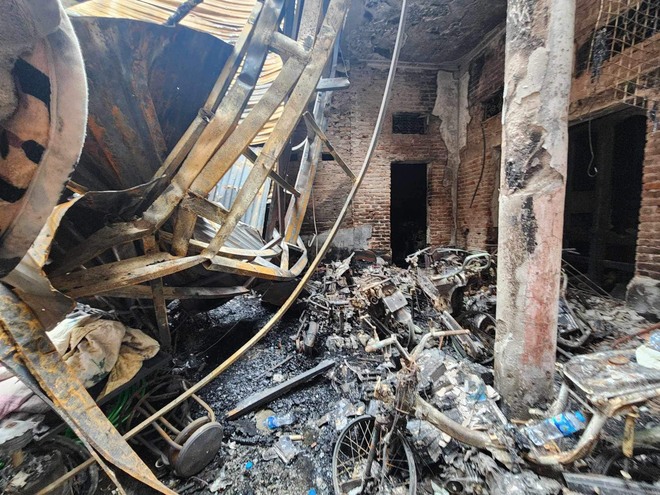 Hiện trường tan hoang trong ngôi nhà cháy khiến 14 người chết ở Hà Nội- Ảnh 9.