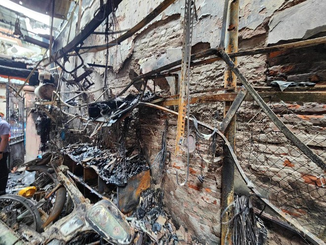 Hiện trường tan hoang trong ngôi nhà cháy khiến 14 người chết ở Hà Nội- Ảnh 5.