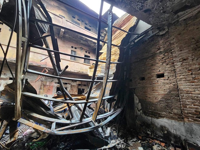 Hiện trường tan hoang trong ngôi nhà cháy khiến 14 người chết ở Hà Nội- Ảnh 4.