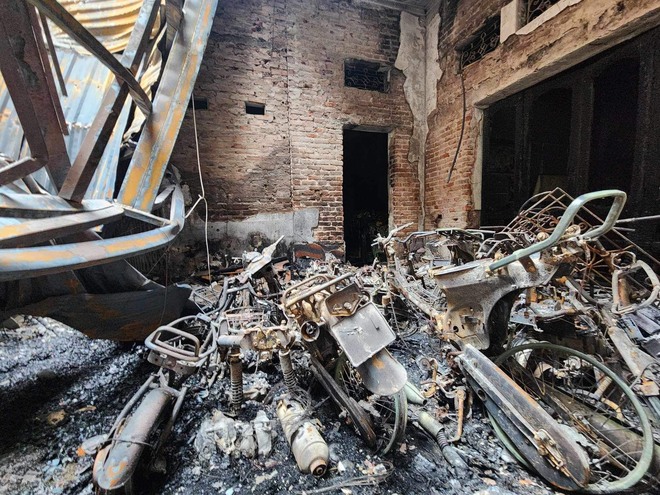 Hiện trường tan hoang trong ngôi nhà cháy khiến 14 người chết ở Hà Nội- Ảnh 10.