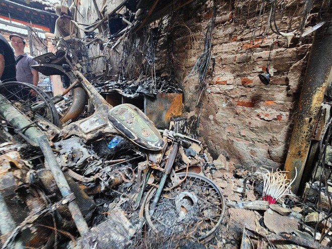 Hiện trường tan hoang trong ngôi nhà cháy khiến 14 người chết ở Hà Nội- Ảnh 11.