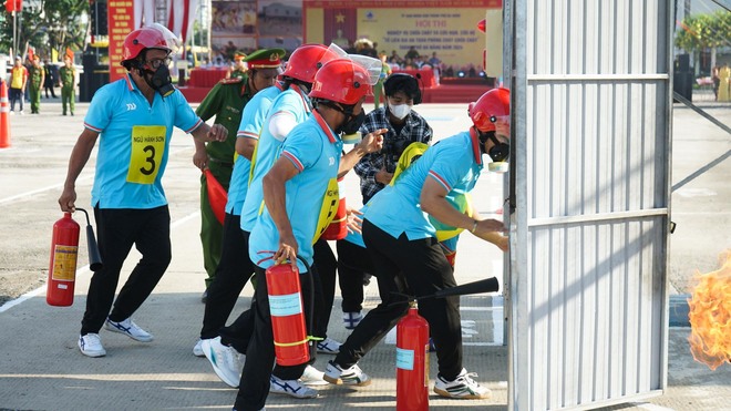 Xem các tổ liên gia PCCC ở Đà Nẵng phô diễn kỹ năng chiến đấu 'giặc lửa'- Ảnh 8.