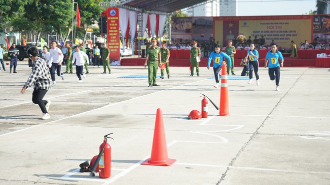 Xem các tổ liên gia PCCC ở Đà Nẵng phô diễn kỹ năng chiến đấu 'giặc lửa'- Ảnh 7.