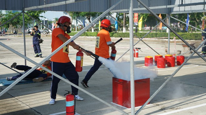 Xem các tổ liên gia PCCC ở Đà Nẵng phô diễn kỹ năng chiến đấu 'giặc lửa'- Ảnh 10.
