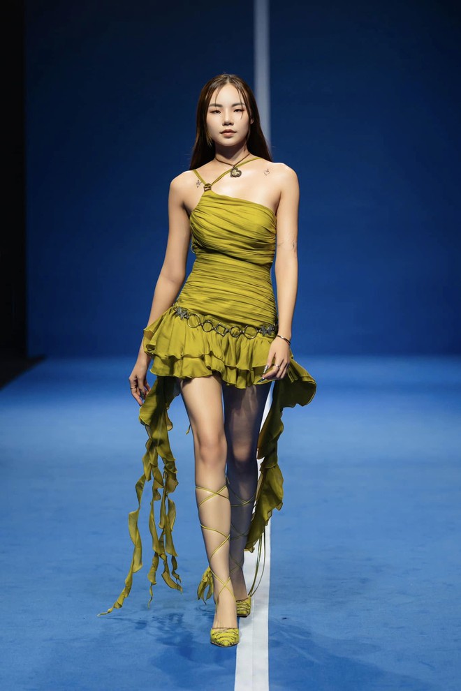 Phương Vy, Chi Pu xuất hiện tại sàn diễn dành cho thương hiệu thời trang nội địa- Ảnh 17.