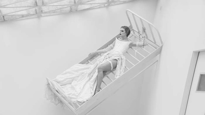 Selena Gomez xinh đẹp quyến rũ với chiếc đầm trắng trễ vai- Ảnh 6.