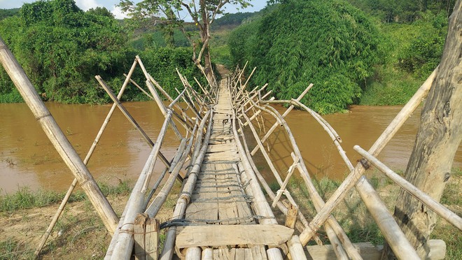 Kon Tum: Cầu treo hư hỏng, người dân phải lội suối đi làm- Ảnh 18.