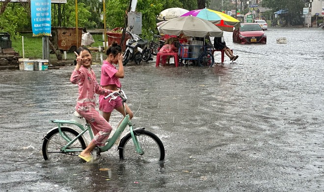 TP.HCM có mưa lớn chiều nay: Xe lội nước trên đường... 'như sông'- Ảnh 8.