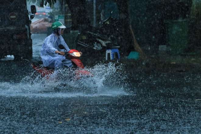 TP.HCM có mưa lớn chiều nay: Xe lội nước trên đường... 'như sông'- Ảnh 11.