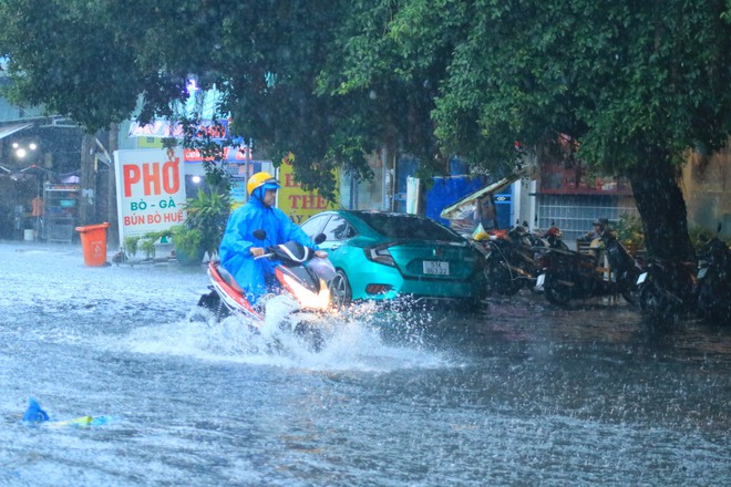 TP.HCM có mưa lớn chiều nay: Xe lội nước trên đường... 'như sông'- Ảnh 10.