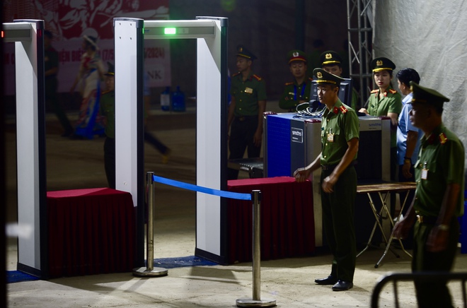 Người dân không ngủ, chờ xem lễ tổng duyệt 70 năm chiến thắng Điện Biên Phủ- Ảnh 6.