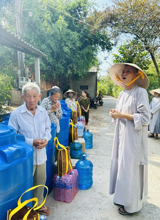 Tặng nước sạch và bồn chứa nước cho người dân Bến Tre- Ảnh 3.