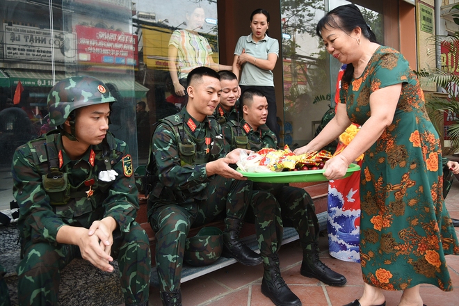 Người dân mang nước chè, hoa quả mời chiến sĩ tập diễu binh ở Điện Biên Phủ- Ảnh 6.