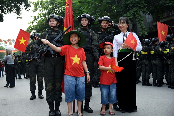 Người dân mang nước chè, hoa quả mời chiến sĩ tập diễu binh ở Điện Biên Phủ- Ảnh 9.