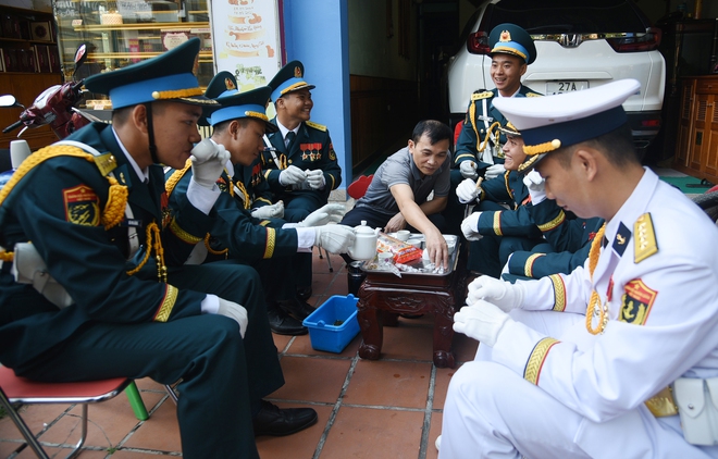 Người dân mang nước chè, hoa quả mời chiến sĩ tập diễu binh ở Điện Biên Phủ- Ảnh 7.